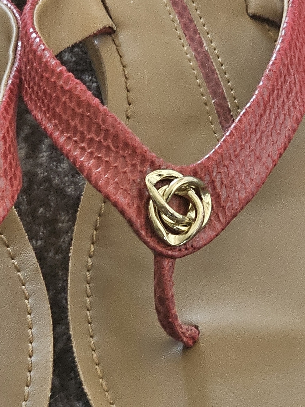 Women’s Red Thong Sandals with Gold Knot Accent Size 8.5 - Picture 2 of 4